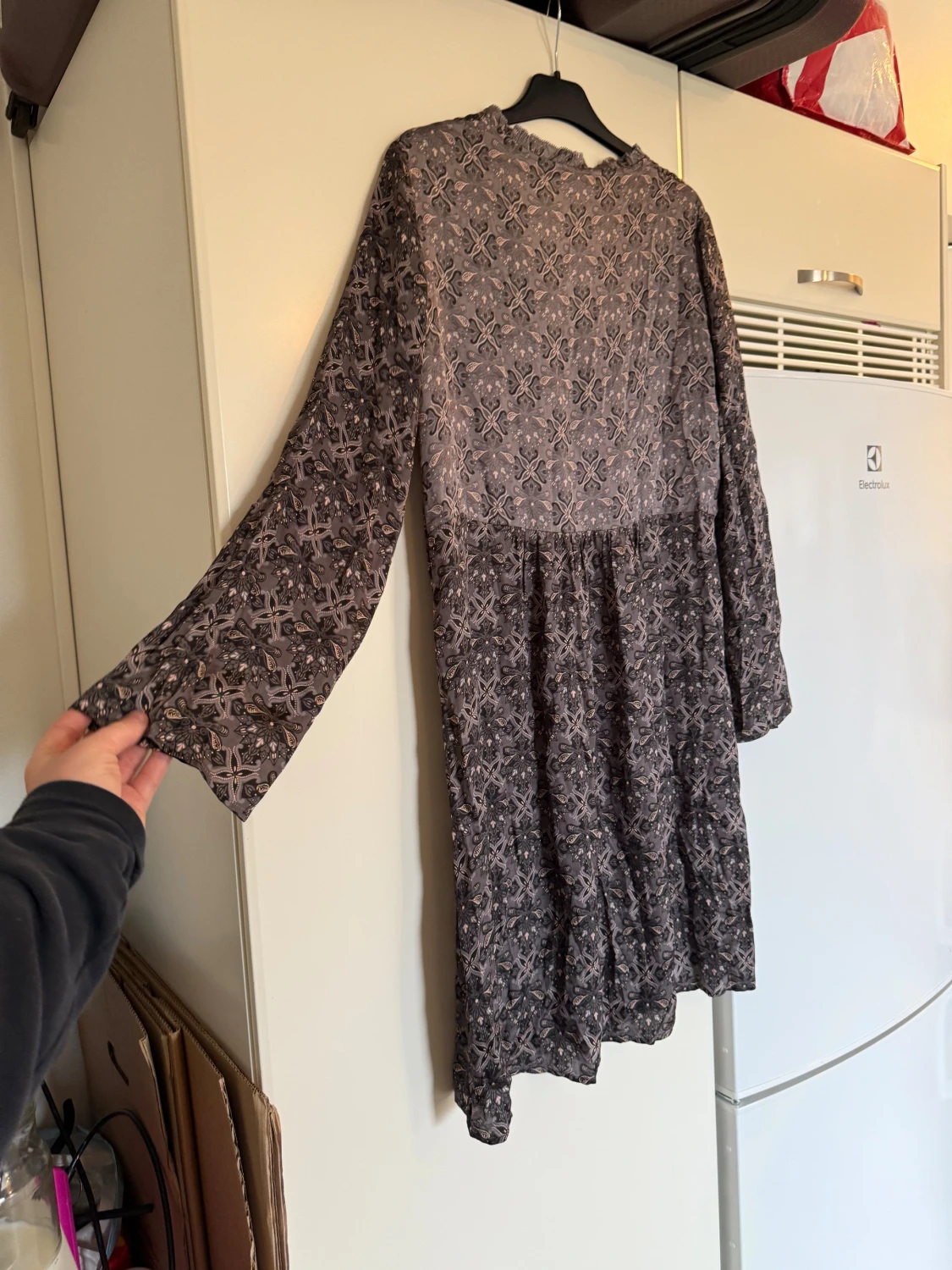 Mönstrad svart/grå kortklänning - 5