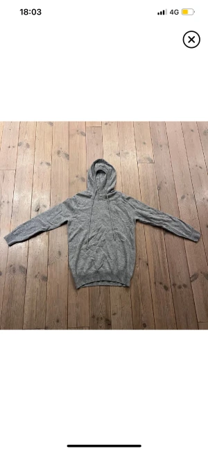 Grå merinoull tröja  - Säljer en grå merinoull tröja i mycket bra skick det ända dåliga är att ena metall biten på snöret är borta men inget man märker 