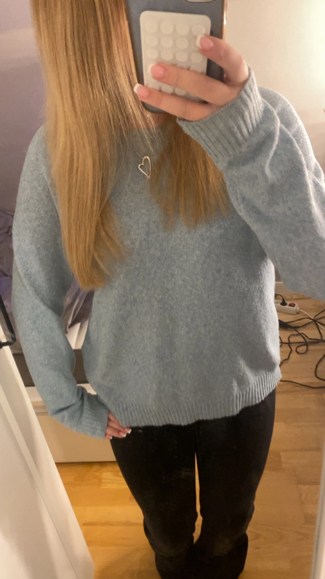 Ljusblå stickad tröja med rund hals - 1