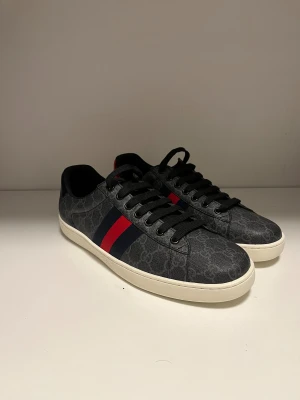 Gucci sneakers med GG-mönster - Tja, säljer dessa gucci skor i bra skick ifall ni har några funderingar är det bara att säga till!!