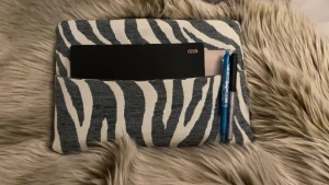 Zebramönstrad datorväska i tyg - Snygg datorväska med zebramönster. Fodralet har en praktisk ficka på framsidan för pennor eller anteckningsblock. Perfekt för att bära din laptop till skolan eller plugget. Snyggt och praktiskt datorfodral. Vi är ett Uf företag, och vi säljer snygga och praktiska datorfodral som är sydda för ens egna datormått, vi säljer även dessa i andra färger med och utan ficka. Kontakta oss om ni vill ha ett och vilken färg osv, med ficka 329kr och utan ficka 279kr💗