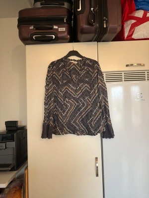 Odd molly blus  - Säljer en otroligt vacker mörkgrå blus med jordnära toner i detaljerna. Från märket Odd Molly. Storlek 2 som enligt deras storleksguide motsvarar en M. Mer använd och kan vara något tvätt påverkad men fortfarande otroligt vacker. 