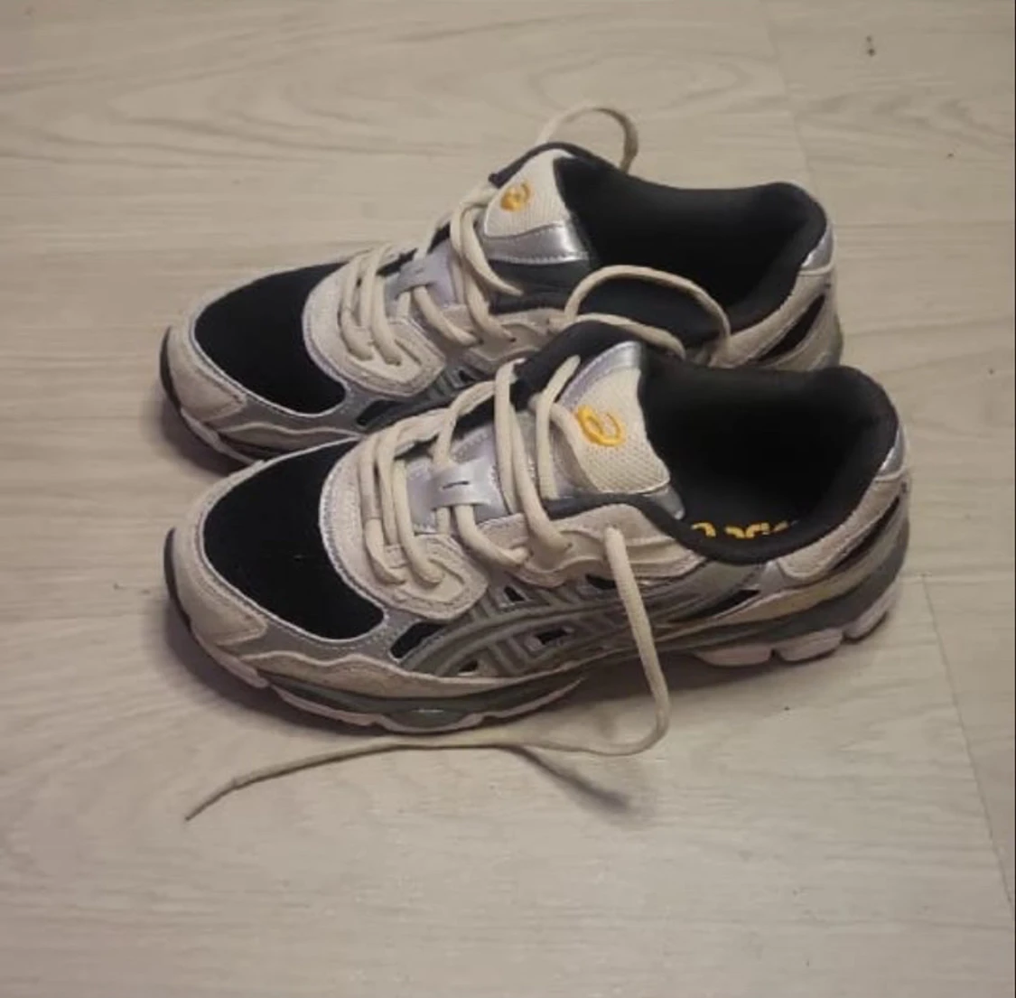 Sneakers i svart och silver - 2