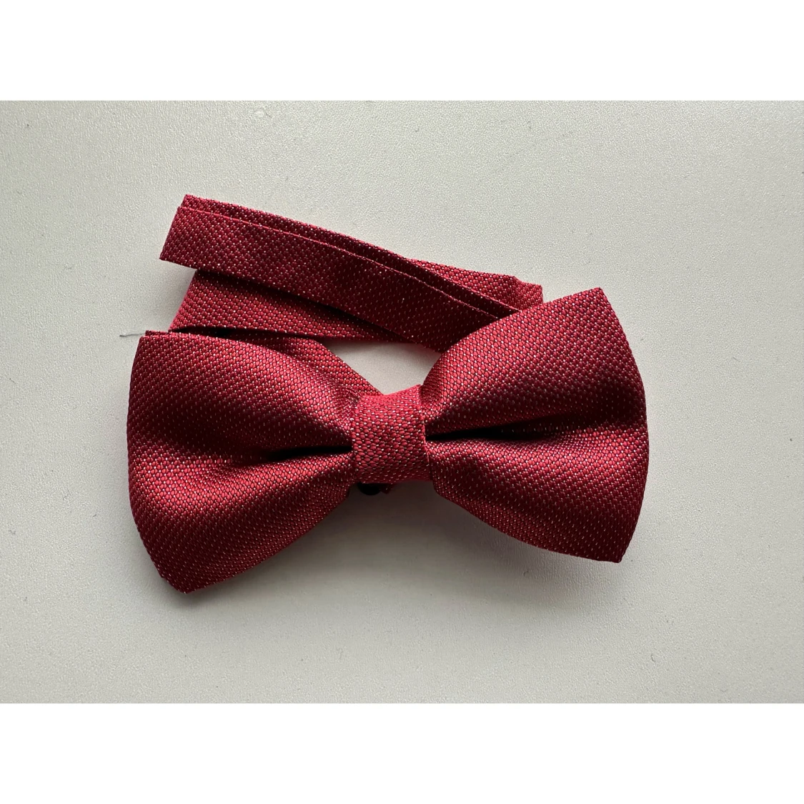 Röd fluga med silvertråd 