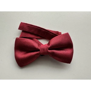 Röd fluga med silvertråd  - Stilig röd / mörkröd / vinröd fluga med strukturvävd silvertråd och praktiskt justerbart band för bästa passform. Ny i förpackning.   Hämtas i Stockholm eller skickas mot porto.