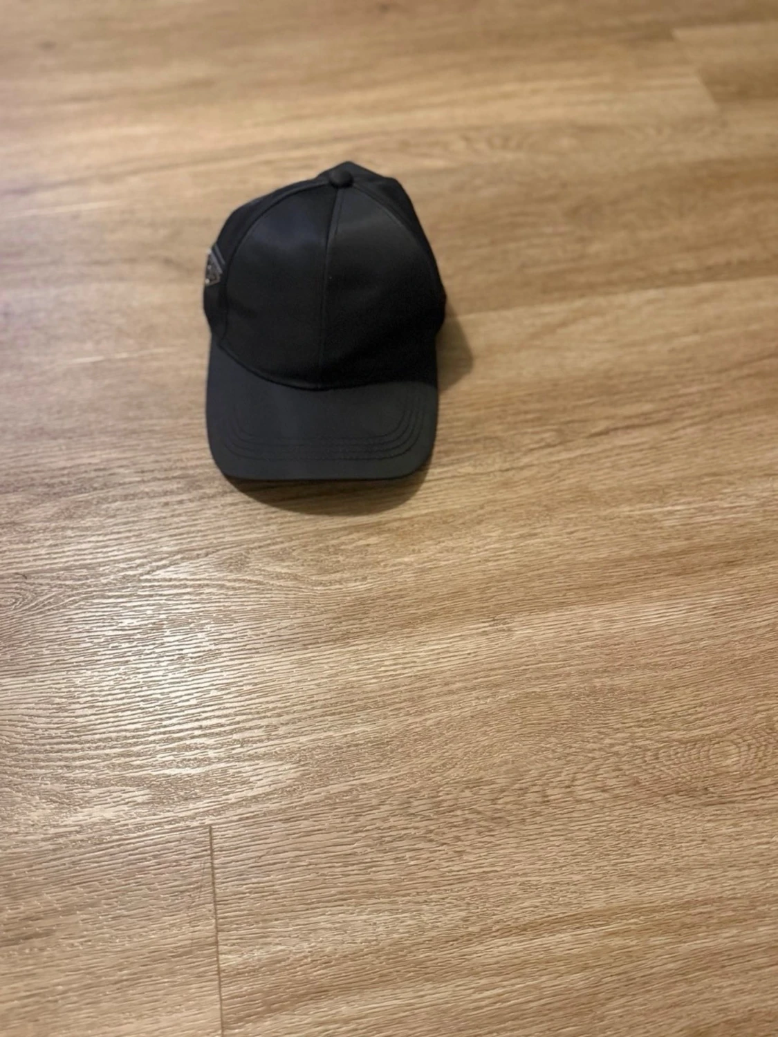 Prada svart keps – stilren design med ikonisk logotyp - 1