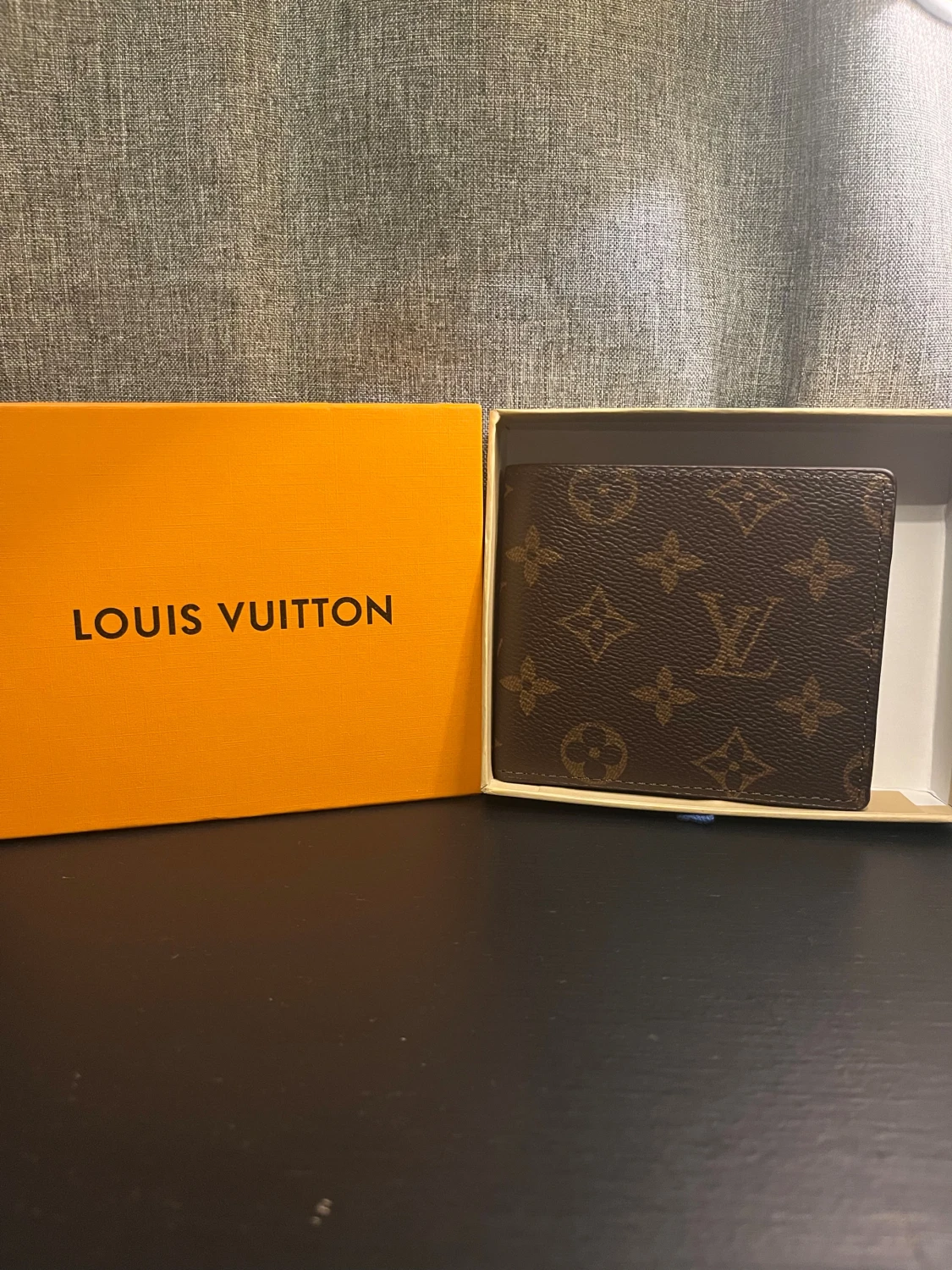 Brun monogram plånbok