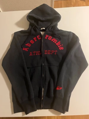 Abercrombie & fitch zip hoodie(väldigt sällsynt) - Abercrombie & fitch svart zip hoodie i storlek S. Perfekt skick 9/10 riktigt snygg och perfekt julklapp också väldigt sällsynt då den inte säljs längre.Pris 388 kr kolla gärna mina andra annonser för mer och rabatt 😃