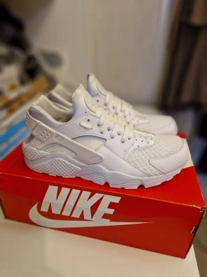 Oanvända Nike Huarache Storlek 45/44 - Helt nya, endast provade inomhus. Storlek 45 men passar som 44. Ord.pris 1500 kr. Skickar spårbart och försäkrat mot porto. OBS inga byten/trades. Inga returer 