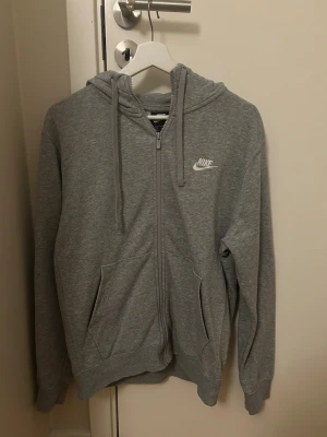 Nike kofta  - En vanlig grå Nike kofta som inte används längre. Den är bekväm och sitter bra. 