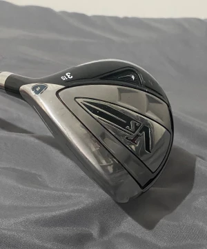 VRS 3 Fairway wood 15/ - Säljer min Nike Victory Red S Fairway wood med 15 loft, flex R. En speedfokuserad fairway trä som ger dig explosiv distans och kontroll från tee eller fairway. Klubban står för mycket bra skick, använts kanske cirka 20 rundor, är välvårdad och perfekt för medel och nybörjare som vill ha pålitlig fairway wood.   Skaftet är regular flex grafit, Mitsubishi Rayon Fubuki 71X4RNG Högerhänt herr  Grep Nike standard ( väldigt bra skick)   Hämtas vid Knivsta Station, eller skickas mot frakt.Köparen betal