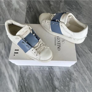 Valentino Open skor  - Valentino Open - Skick: Jättefint skick  - Storlek 36 - Tillbehör: Valentino kort - Nypris: 6000kr - TrendWardrobe