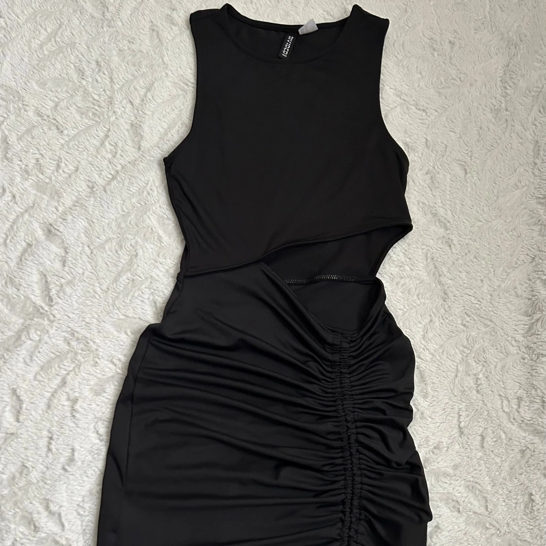 Svart cut out klänning från Divided - 1