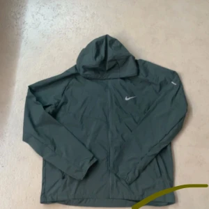 Grå Nike miller - Nike Miller jacka helt oanvänd passar M och S