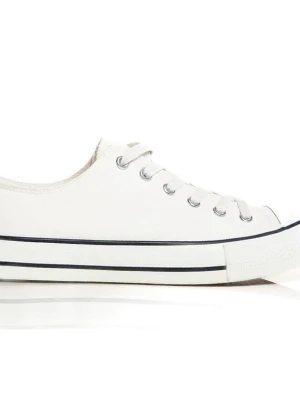 Vita låga sneakers från L157, strl 36 - Nya med prislapp. Nypris 200:-            Fräscha vita sneakers från 157 med klassisk låg profil och rund tå. Skorna har snörning med metallöglor, vit canvas och en platt sula med svarta ränder längs kanten. Perfekta för en clean och enkel stil.