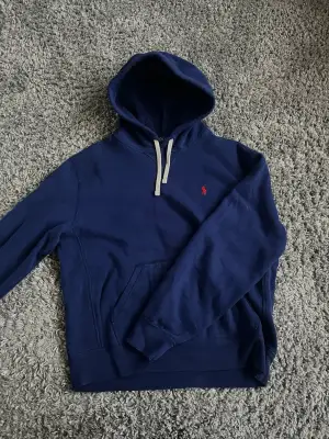 En extremt snygg hoodie i en snygg blå färg! Hoodie är i mycket bra skick och lite liten i storleken!