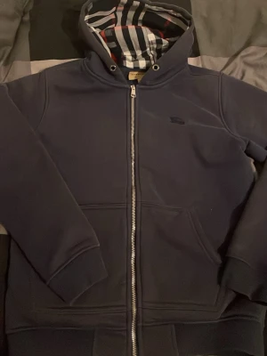 Burberry tröja - Marinblå burberry zip tröja