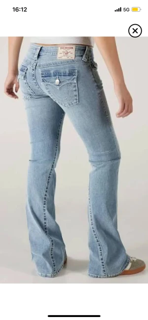 Ljusblå True Religion  - Ett par så fina ljusblåa True Religiön i storlek w23🥰Så fint skick förutom skadorna vid foten men det tänker man inte alls på❤️nypris är ca 1300 kr❤️