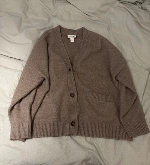 Cardigan  - Jättesöt cardigan från Monki i storlek M 🤍 Används ett par gånger ✨