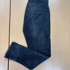 Svarta dondup jeans  - Snygga svarta Dondup jeans med  och coolt tvättat mönster. Klassisk . Jeansen är gjorda i stretchigt bomullsmaterial för skön komfort 