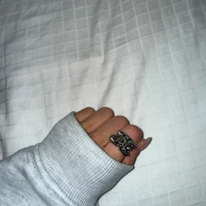 Edblad ring - Peak Ring Steel - Säljer min ring från Edblad i storleken 16,8 (motsvarar storlek S) då jag inte får användning av den, använd fåtal gånger så väldigt grunt skick.