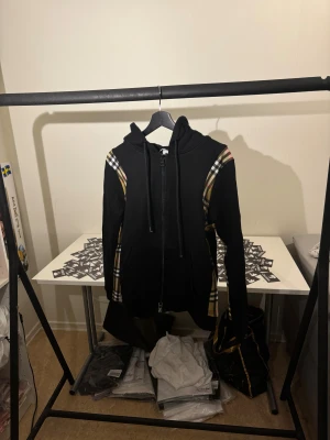 Burberry kofta - Helt nu burberry hoodie/ kofta i storlek S. Hör av er vid intresse 