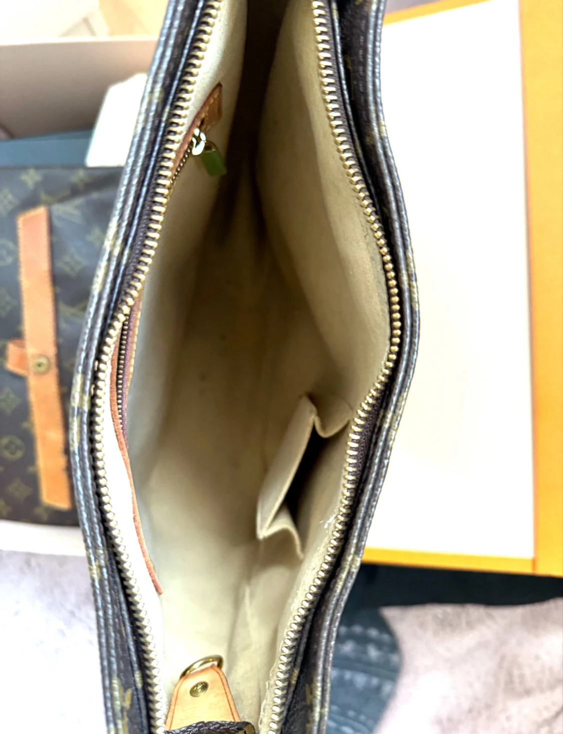 Louis Vuitton brun axelväska med monogram - 1