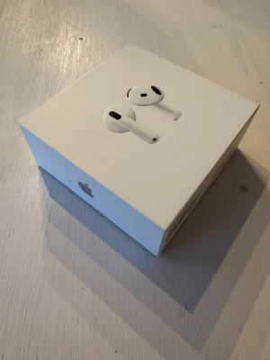Apple AirPods 4, oöppnade! - Nya Apple AirPods 4 i oöppnad originalförpackning. Passa på att fynda en julklapp nu!  De medföljde i ett telefonköp men jag är inte i behov av dem.   Prutat och klart ✅