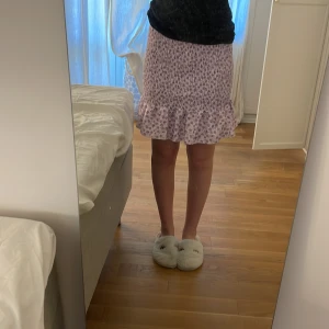 Blommig kjol - Blommig kjol i jätte bra skick. Skick=10/10. Skriv privat för fler bilder eller frågor💓