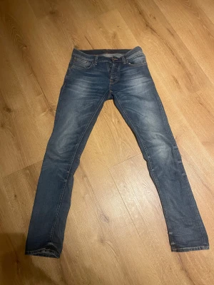Blå jeans från Nudie Jeans - Säljer ett par fetta Nudie jeans med en snygg tvätt, kvaliten e topp bara att höra av sig om de e något ni undrar. 30/34