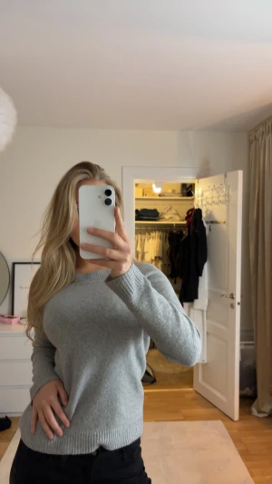 Stickad Tröja - Supermjuk ljusgrå stickad tröja! Enkel och stilren design som passar perfekt till allt. Tröjan har lång ärm och är riktigt skön att bära under kyligare dagar. Tröjan är köpt för några år sedan på Vero Moda men är knappast använd, därav super bra skick! Meddela mig för fler bilder/frågor🥰