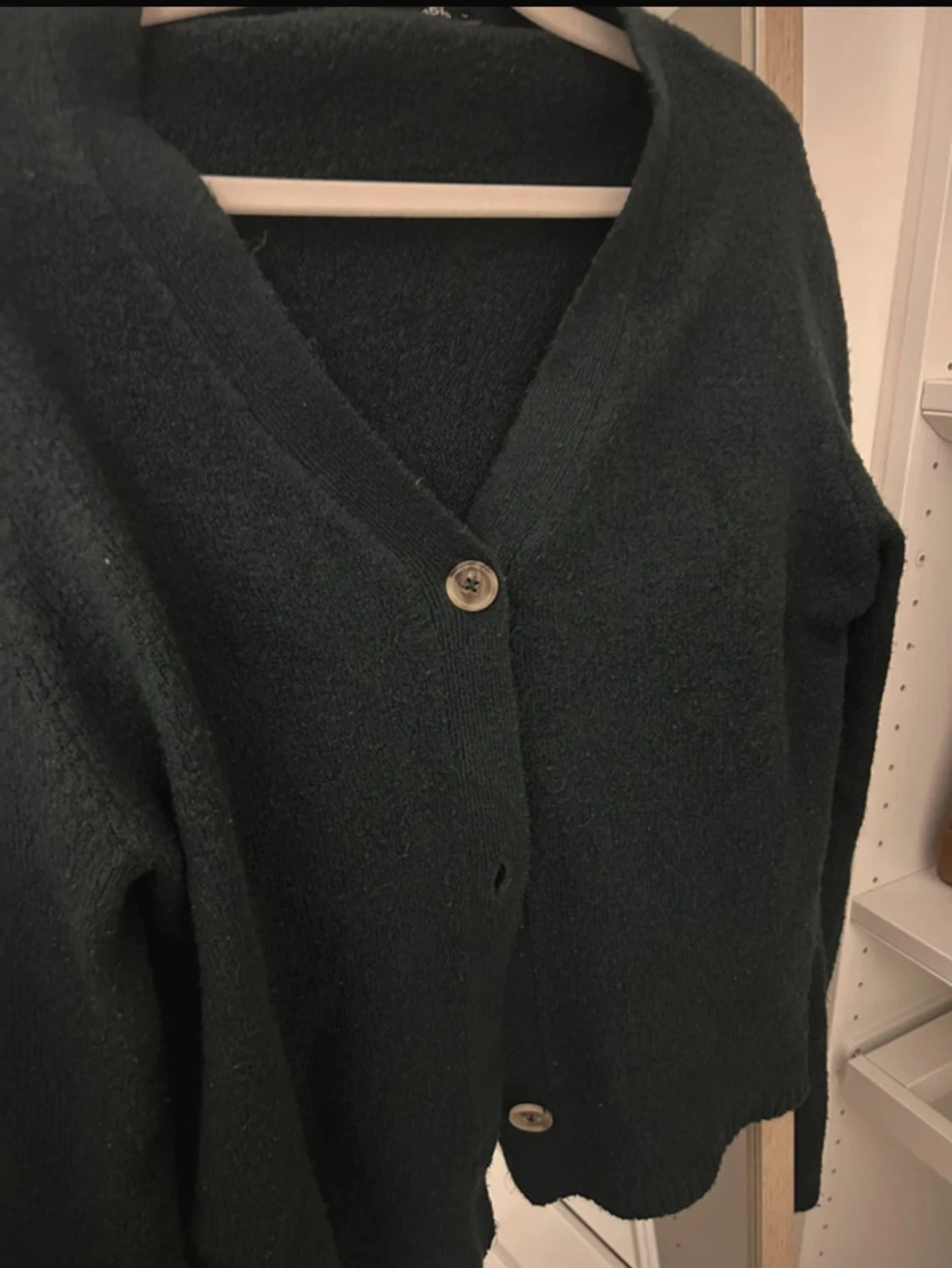 Mörkgrön stickad kofta med knappar