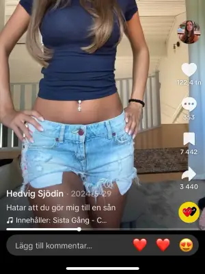 Jeansshorts köpta på Vinted!! Köpte i somras för 800 kr och blev knappt använda då de inte passade. De har en liten reva som tillkommit (de sista bilden) i övrigt är de i fint skick! 💕