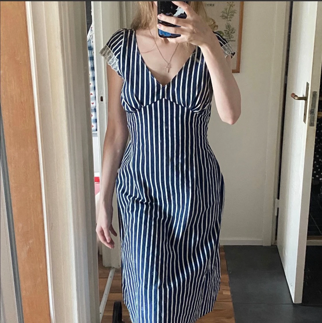 Randig blåvit klänning med spetsdetalj