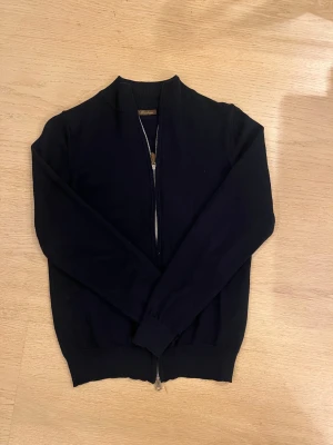 Stenstöms zip - Säljer en stenströms full zip i storlek XS i mycket bra skick. Hör av er för frågor