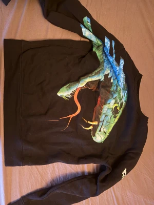 Marcelo burlon crewneck - Äkta marcelo burlon crewneck den är helt ny enbart testad, den har ett orm motiv på framsidan. Nypris ca 4000kr. Tröjan är tillverkad i Portugal men är ett italienskt märke. Skriv gärna om ni har någon fråga, mvh Viggo