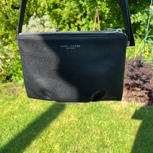 Svart axelväska från Marc Jacobs💕 - Stilren svart axelväska från Marc Jacobs i äkta skinn💕I mycket bra skick och endast använd ett fåtal gånger💕
