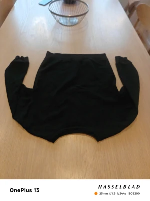 Svart tröja från Polo Ralph Lauren - Svart långärmad tröja från Polo Ralph Lauren med klassisk rund hals och röd broderad logga på bröstet. Tröjan har en enkel och stilren design, perfekt för en clean och snygg look. Mjuk och skön, passar till allt. Den har storleken xxs  och den är  för kort för mig inga problem eller hål passar typ 135-140 men går att ha tills ungefär 145