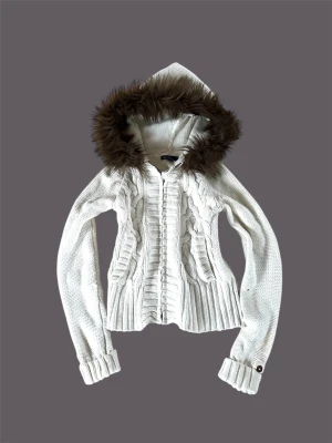 Vintage zip - I am sellig this vintage zip with faux fur in a L(10) size (fits an XS in my opinion) from the brand: Gap  Measurements: Length from shoulder down: 43cm Width across at the bottom: 36cm  Write to me for other questions💕