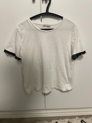 vit t-shirt med spetsdetaljer - motsvarar storlek S