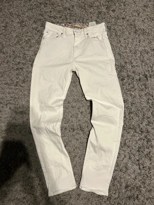 Jack & Jones jeans - Ett par vita Jack & Jones jeans. Dom är i princip helt nya. Använda några gånger i somras men inga defekter eller fläckar.