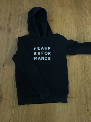 Hoodie Peak Performance - Svart peak performance Hoodie, flitigt använd men inga skador 