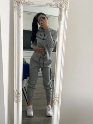 Grå nike tech hoodie - Säljer ett par grå nike tech hoodie bra sikt och är nice på 