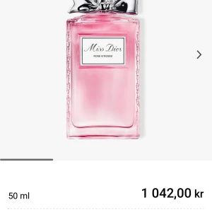 Miss Dior parfym - Miss Dior rose n roses parfym. Har används några få gånger men är nästan full, Perfekt för den som älskar blommiga och fräscha dofter. Det går att prata om priset!! (Snabb affär för 500kr)
