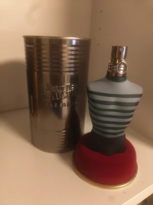 Jean Paul Gaultier Le Male 70-75ml - Klassisk Jean Paul Gaultier Le Male Eau de Toilette i 75ml. Inte använd mycket, ca 70ml kvar