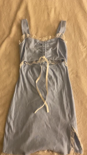 Klänning - Säljer denna ljusblåa klänning eftersom den inte kommer till användning. Jag har inte använt den och därmed har den endast legat i min garderob 💕Pris kan diskuteras!