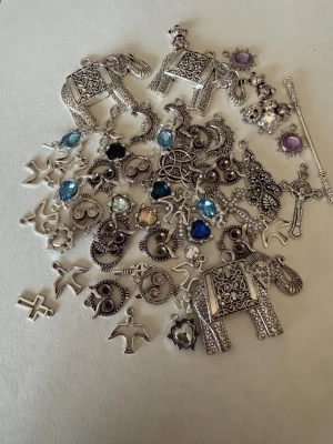 Ca 55st berlocker - Alla på bilden ingår i paketet  Säljer av lite berlocker och smyckestillbehör till bra priser på sånt vi inte använder för att göra smycken längre .   Inget är äkta guld/silver  Fråga gärna om storlek