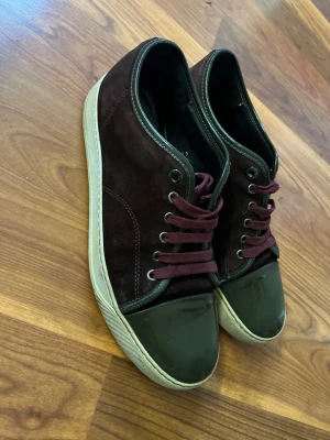 Lanvins - Säljer nu dessa riktigt snygga vinröda Lanvins. Riktigt fina och har mycket kvar att ge! Nypris: 4000-4500kr! Inga skador eller defekter på skorna över huvud taget!🙌