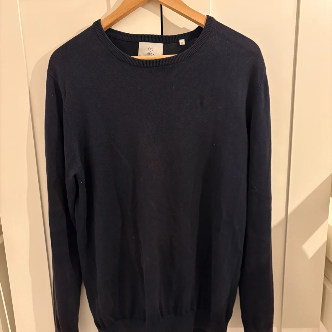 Mörkblå stickad tröja från Bläck - 1