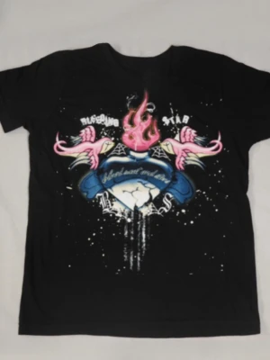 Rare Bleeding Star svart t shirt (2007) - Det här är en tröja från Bleeding Star clothing som var väldigt populärt runt 2007 och forfarande är rätt populärt inom emo scenen.
